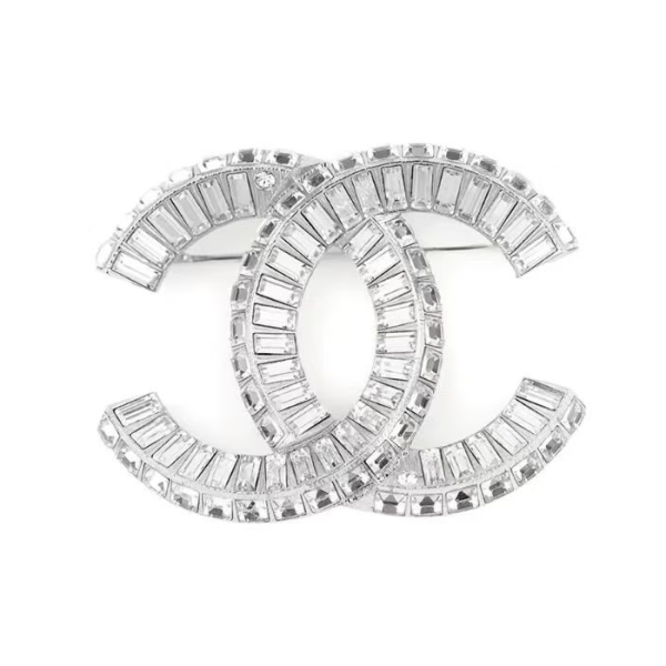 Chanel classic double-C fashion and casual brooch for women